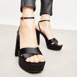 Black platforms 👠